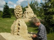 Peter skulpturerer på sandskulptur "Den underjordiske trold"