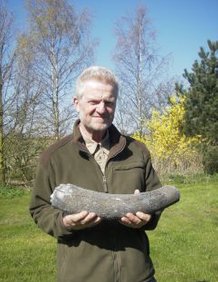 Peter Bennicke med Mammut stødtand fundet i Nr. Tåstrup grusgrav på Falster 2008