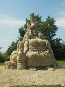 Sandskulptur "Mosekonen i Lyremosen hos Kunst og Natur på Falster 